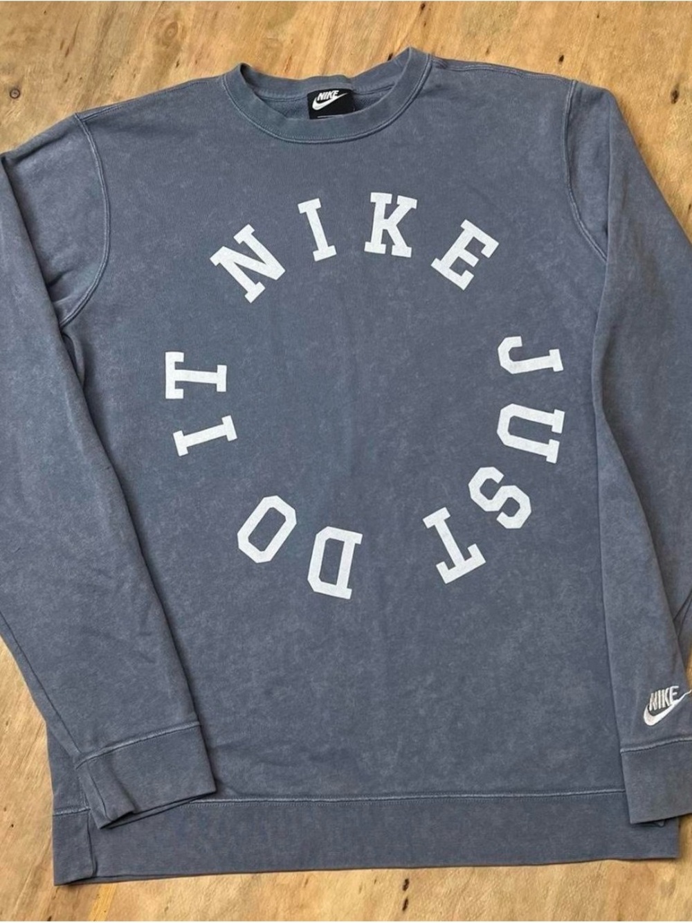 Nike Men’s Crewneck Sweatshirt in Washed Blue-Gray